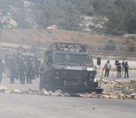 مواجهات بين قوات الاحتلال وطلبة جامعة بيرزيت أمام سجن عوفر غربي رام الله