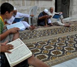 مواطنون من غزة يرتلون القراءن في المسجد العمري الكبير في الثامن من رمضان المبارك