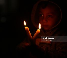 أطفال غزة يشعلون الشموع رفضا لصفقة القرن (11).JPG