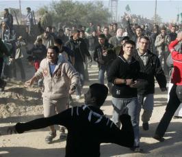 متظاهرون فلسطينيون على الحدود مع مصر