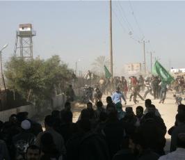 متظاهرون فلسطينيون على الحدود مع مصر