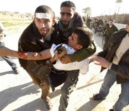 متظاهرون فلسطينيون على الحدود مع مصر