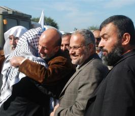 بالصور::قيادات حركة الجهاد الاسلامى تستقبل قافلة شريان الحياة بغزة