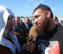 بالصور::قيادات حركة الجهاد الاسلامى تستقبل قافلة شريان الحياة بغزة