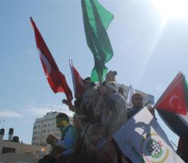 بالصور::قيادات حركة الجهاد الاسلامى تستقبل قافلة شريان الحياة بغزة