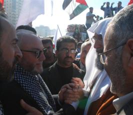 بالصور::قيادات حركة الجهاد الاسلامى تستقبل قافلة شريان الحياة بغزة