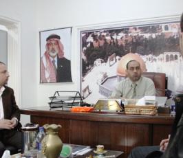 إدارة إذاعة القدس تكرم وكيل وزارة الإعلام الدكتور حسن أبو حشيش بعد حصولها على الترخيص