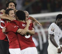 تقرير مصور : الفلسطينيون يحتفلون بفوز المنتخب المصري بالكأس 