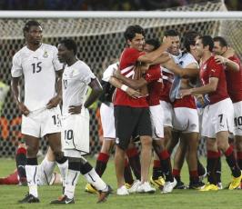 تقرير مصور : الفلسطينيون يحتفلون بفوز المنتخب المصري بالكأس 