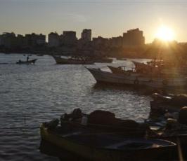 بالصور:: مهنة صيد السمك هى مصدر الرزق للكثير من الغزيين