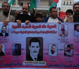 بالصور::الاعتصام الاسبوعى لأهالى وذوو الأسرى بمقر الصليب الاحمر بغزة