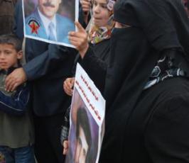 بالصور::الاعتصام الاسبوعى لأهالى وذوو الأسرى بمقر الصليب الاحمر بغزة