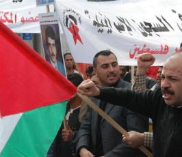 بالصور::الاعتصام الاسبوعى لأهالى وذوو الأسرى بمقر الصليب الاحمر بغزة