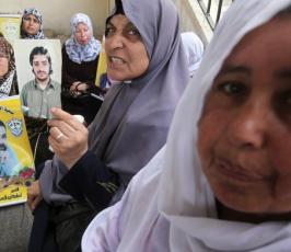 بالصور::الاعتصام الاسبوعى لأهالى وذوو الأسرى بمقر الصليب الاحمر بغزة