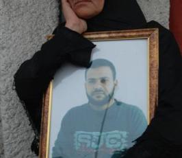 بالصور::الاعتصام الاسبوعى لأهالى وذوو الأسرى بمقر الصليب الاحمر بغزة