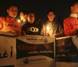 بالصور:: أطفال غزة يتظاهرون لإنهاء الحصار المفروض عليهم بساحة الجندى المجهول بغزة