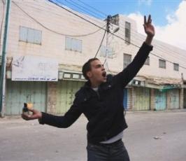بالصور::إضراب ومواجهات بالخليل إحتجاجا على تهويد الحرم الابراهيمي