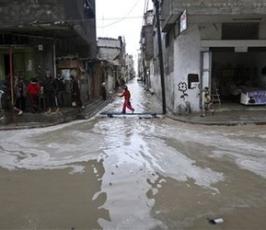 بالصور:: أمطار غزيرة ورياح تغزو القطاع