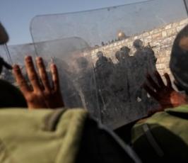 بالصور: مشاهد من قلب « الأقصى » واعتداءات جيش الاحتلال على المصلين