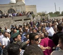 بالصور: مشاهد من قلب « الأقصى » واعتداءات جيش الاحتلال على المصلين