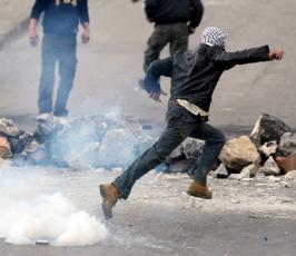 بالصور:مواجهات عنيفة مع قوات الاحتلال بالقدس والضفة