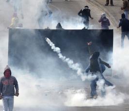 بالصور:مواجهات عنيفة مع قوات الاحتلال بالقدس والضفة