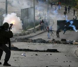 بالصور:مواجهات عنيفة مع قوات الاحتلال بالقدس والضفة