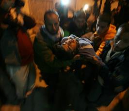 بالصور : جرحى فلسطينيين جراء الغارة الإسرائيلية على مطار رفح