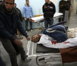 بالصور : جرحى فلسطينيين جراء الغارة الإسرائيلية على مطار رفح