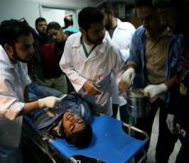 بالصور : جرحى فلسطينيين جراء الغارة الإسرائيلية على مطار رفح