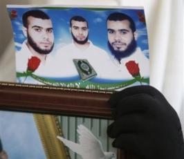 بالصور :: اعتصام اهالى الاسرى الاسبوعى امام مقر الصليب الاحمر بغزة
