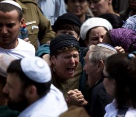 بالصور : جنود من وحدات جولاني يبكون قتلاهم في عملية « إستدراج الأغبياء »