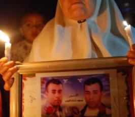 بالصور: مسيرة شموع لأطفال الأسرى الفلسطينيين بمناسبة يوم الطفل بغزة