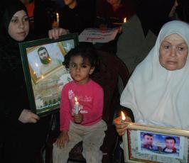 بالصور: مسيرة شموع لأطفال الأسرى الفلسطينيين بمناسبة يوم الطفل بغزة