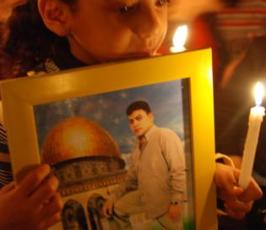بالصور: مسيرة شموع لأطفال الأسرى الفلسطينيين بمناسبة يوم الطفل بغزة