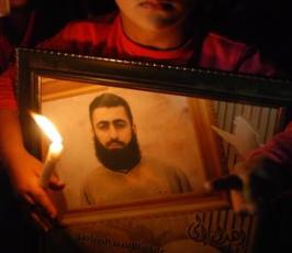 بالصور: مسيرة شموع لأطفال الأسرى الفلسطينيين بمناسبة يوم الطفل بغزة