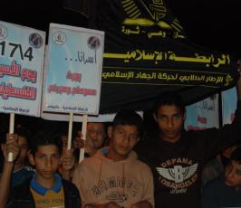 بالصور: مسيرة شموع نظمتها الرابطة الإسلامية تضامناً مع أسرانا البواسل