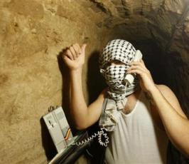 بالصور : عمال فلسطين يعملون تحت الأرض في عيدهم 