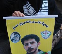 بالصور: إعتصام أهالى الأسرى الأسبوعى أمام مقر الصليب الأحمر بغزة