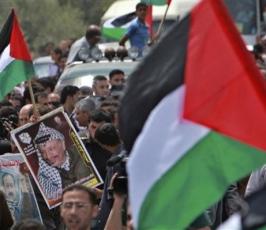 بالصور: بمشاركة الفصائل مسيرة فلسطينية تنديداُ بقرار التهجير الصهيونى