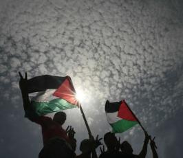 بالصور: بمشاركة الفصائل مسيرة فلسطينية تنديداُ بقرار التهجير الصهيونى