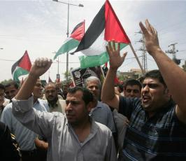 بالصور: بمشاركة الفصائل مسيرة فلسطينية تنديداُ بقرار التهجير الصهيونى