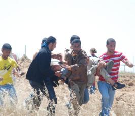 بالصور: إصابات بمسيرة سلمية ضد الجدار العازل شرق المغازى