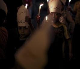 بالصور : أطفال غزة يضيئون الشموع تضامناً مع الأسرى داخل سجون الإحتلال