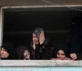 بالصور : تظاهرة ضد الحزام الأمني شرق غزة وإستشهاد الشاب أحمد سالم 20 خلالها