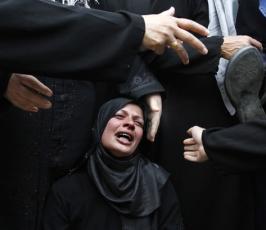 بالصور : تظاهرة ضد الحزام الأمني شرق غزة وإستشهاد الشاب أحمد سالم 20 خلالها