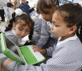 بالصور : الأونروا تُسلم دفعة اولى من طلاب المدارس بغزة حواسيب محمولة