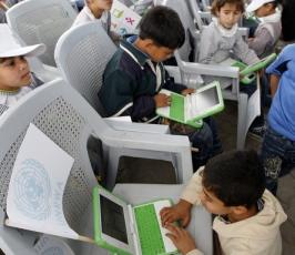 بالصور : الأونروا تُسلم دفعة اولى من طلاب المدارس بغزة حواسيب محمولة