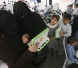 بالصور : الأونروا تُسلم دفعة اولى من طلاب المدارس بغزة حواسيب محمولة