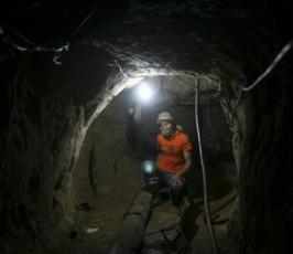 بالصور : عمال فلسطين يعملون تحت الأرض في عيدهم 